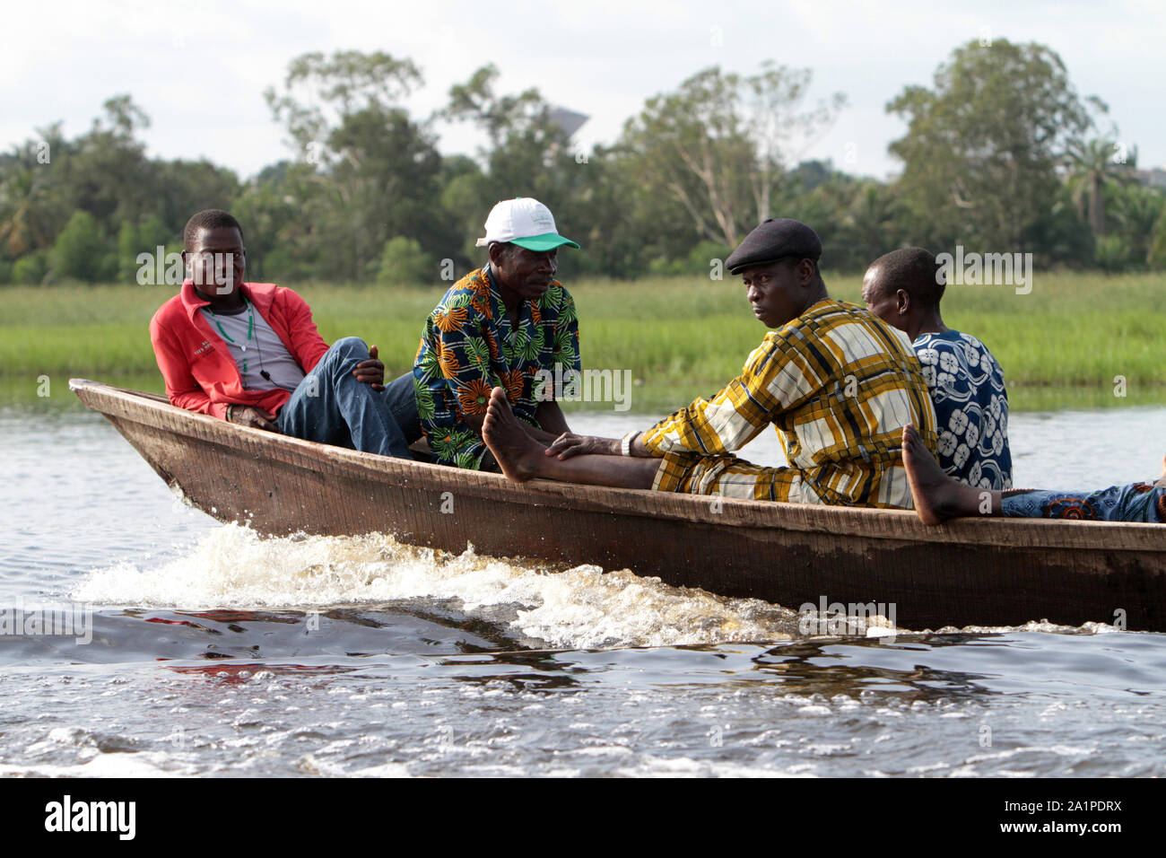 Béninois dans une pirogue. Cité lacustre sur le lac Nokoué. Ganvié. Bénin. Banque D'Images