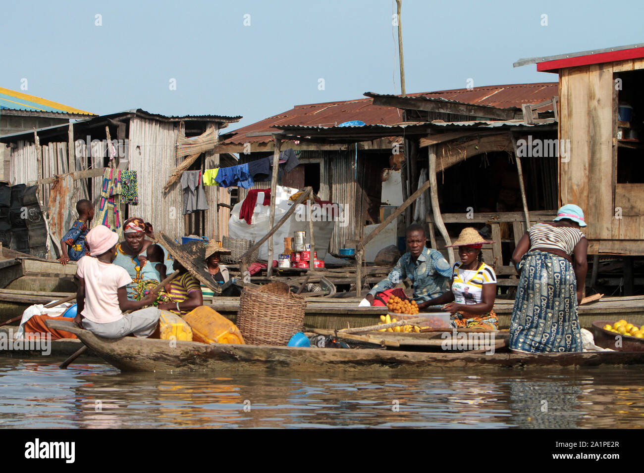 Familles africaines sur une pirogue. Cité lacustre sur le lac Nokoué. Ganvié. Bénin. Banque D'Images