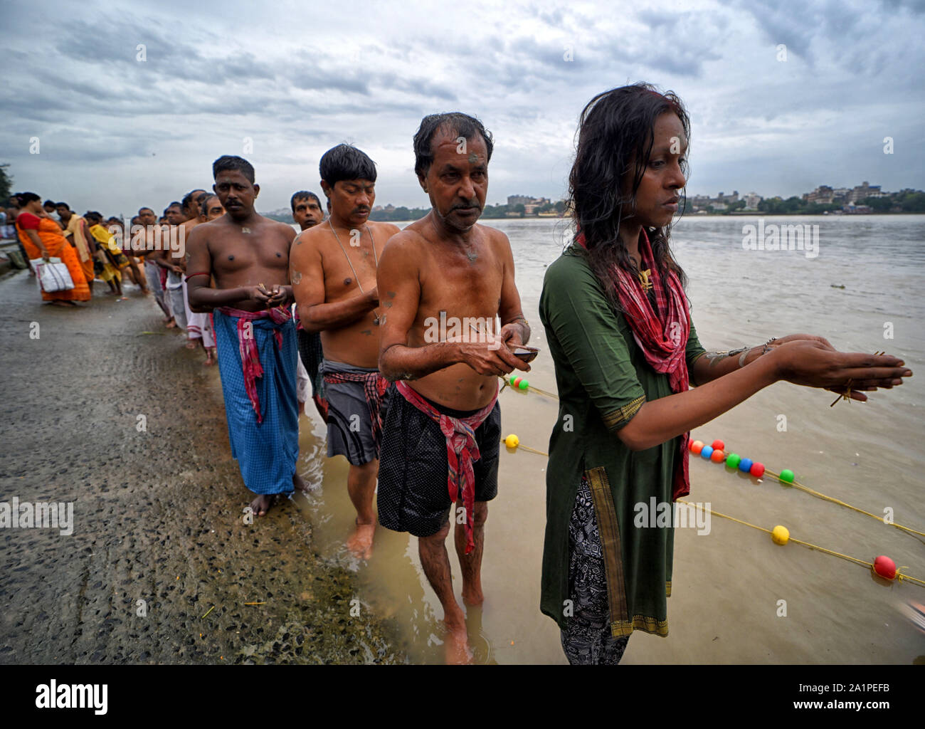 Kolkata, Inde. 28 Sep, 2019. Les dévots hindous dans une file d'attente sur les rives du Gange au cours de la célébration.Mahalaya est célébré à la fin de Shradh Pitru Paksha, ou d'une période de 16 jours lorsque les Hindous rendent hommage à leurs ancêtres. On croit que la Déesse Durga est descendu sur la terre Mahalaya qui est célébré par les Bengalis à travers le monde avec beaucoup de ferveur et de zèle. Credit : SOPA/Alamy Images Limited Live News Banque D'Images