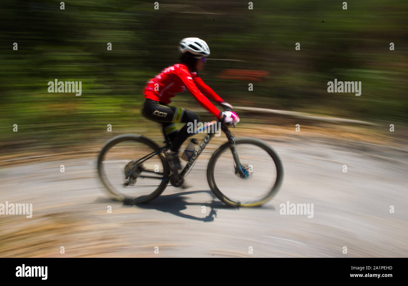 Un cycliste en action au cours de la Rhino (XC VTT VTT Cross Country) Marathon en Pandeglang. Banque D'Images Un cycliste en action au cours de la Rhino (XC VTT VTT Cross Country) Marathon en Pandeglang. Banque D'Images
