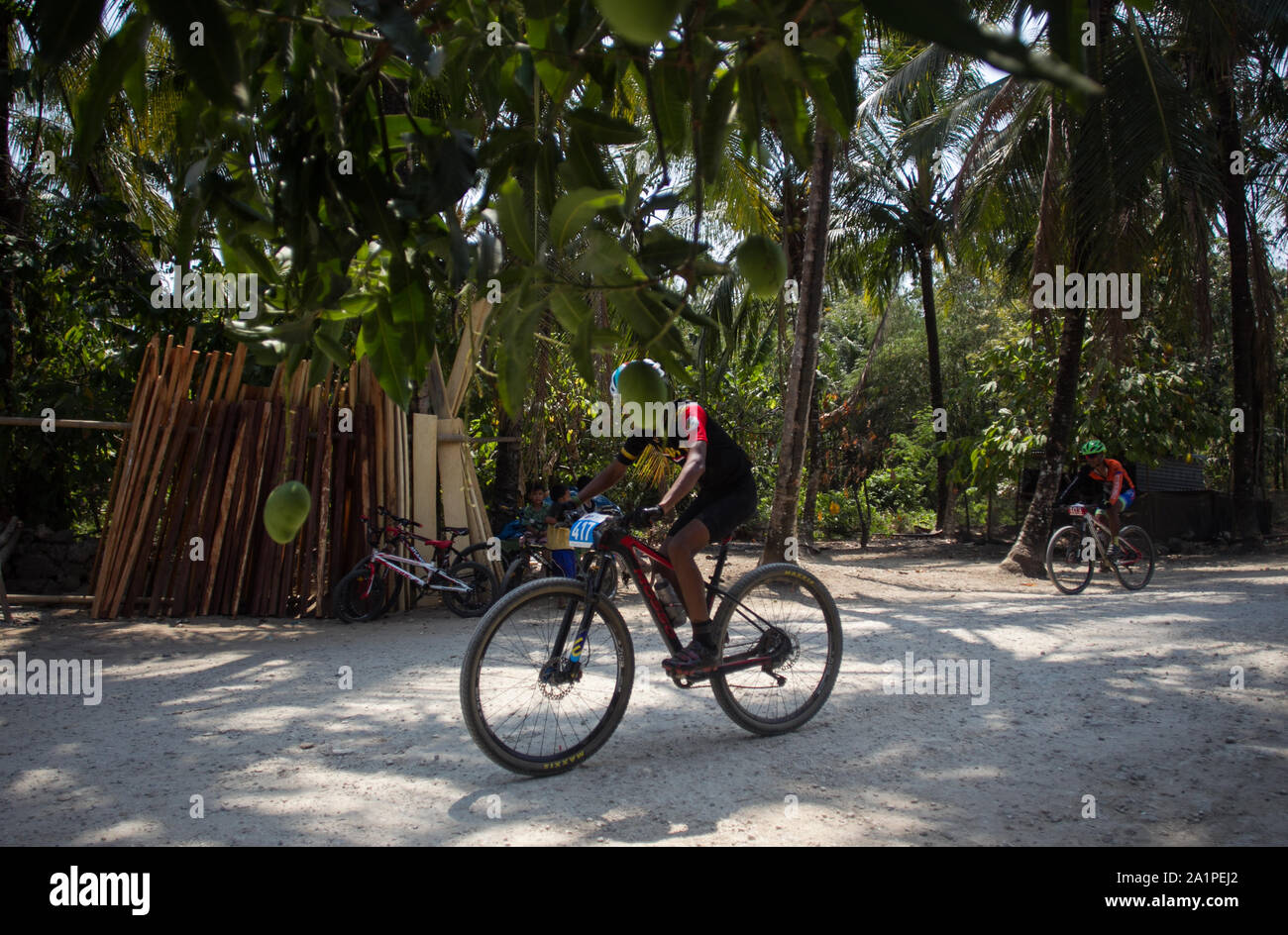 Un cycliste en action au cours de la Rhino (XC VTT VTT Cross Country) Marathon en Pandeglang. Banque D'Images Un cycliste en action au cours de la Rhino (XC VTT VTT Cross Country) Marathon en Pandeglang. Banque D'Images
