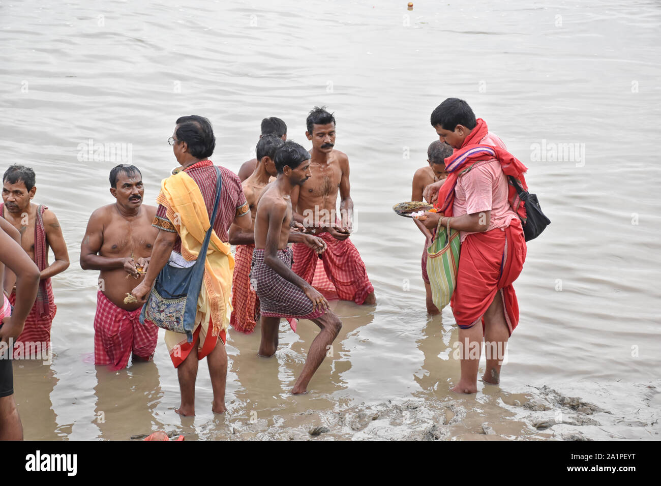 Kolkata, Inde - le 28 septembre 2019 ; Indian Hindu personnes n 'offre fidèle Tarpan" à la volonté divine pour la libération de l'âme de leur victime elde Banque D'Images