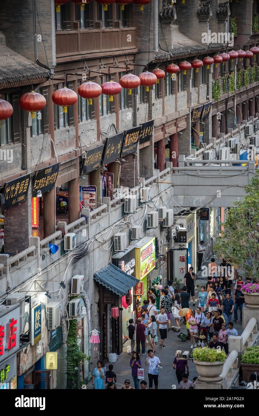 Xian, Chine - Juillet 2019 : la foule marche sur rue commerçante de la ville de Xian, Shaaxi Province Banque D'Images