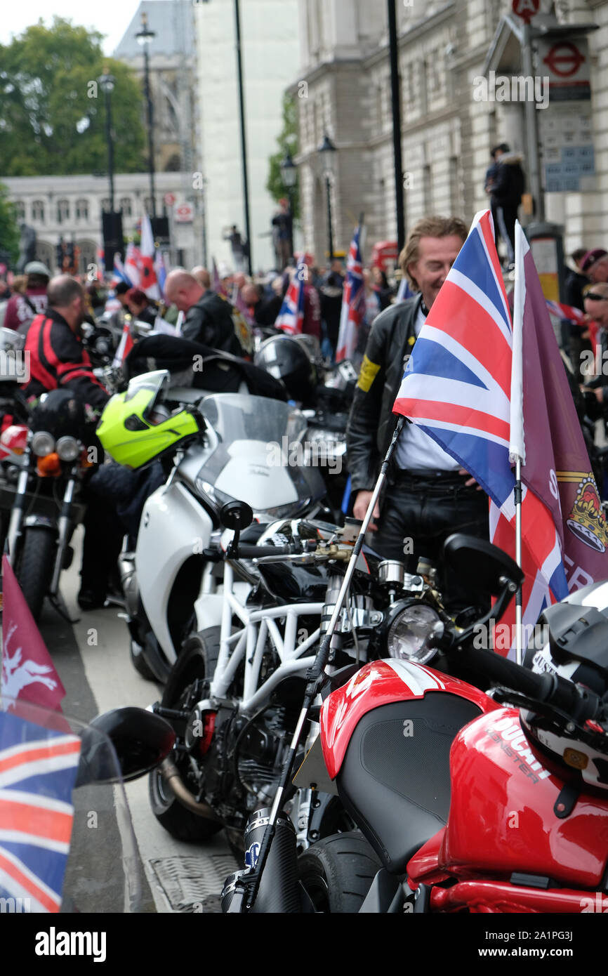 Whitehall, Londres, Royaume-Uni. 28 septembre 2019. Des manifestations de masse dans le centre de Londres avec les cyclistes et les véhicules militaires par les anciens combattants des forces armées d'un soldat F. Crédit : Matthieu Chattle/Alamy Live News Banque D'Images