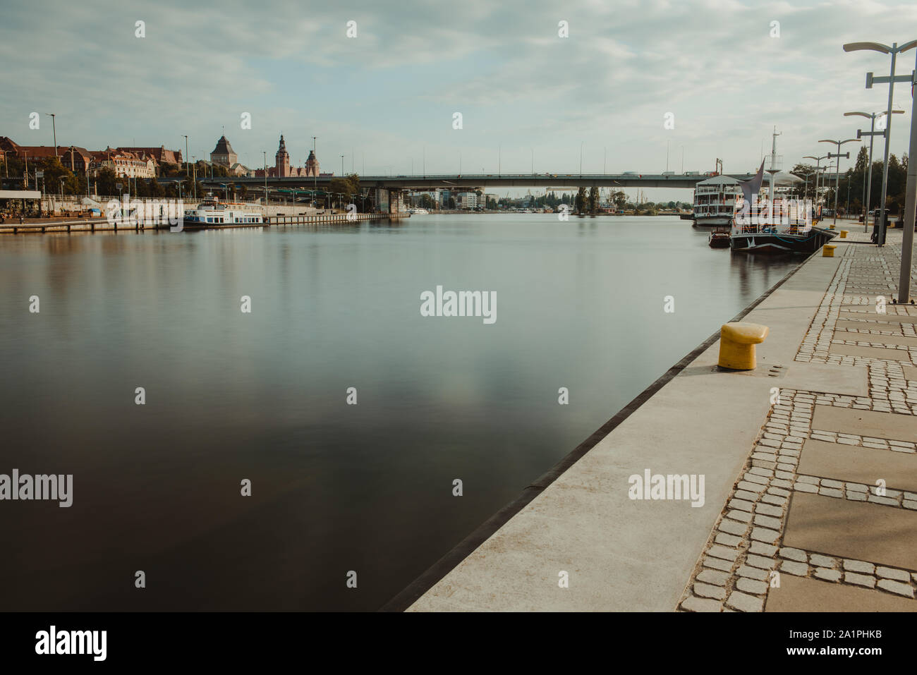 Rive gauche de la rivière Oder à Szczecin avec le musée maritime et les terrasses avec une partie de l'île de Grodzka, Szczecin, Pologne. Banque D'Images