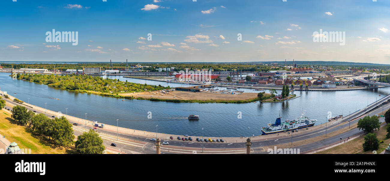 Rive gauche de la rivière Oder à Szczecin avec le musée maritime et les terrasses avec une partie de l'île de Grodzka, Szczecin, Pologne. Banque D'Images