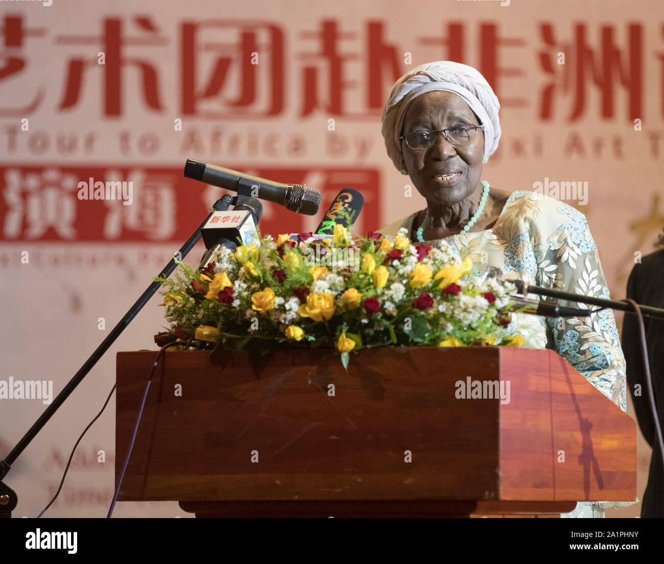 (190928) -- LUSAKA, 28 septembre 2019 (Xinhua) -- Le Vice-président zambien Inonge Wina parle pendant un concert célébrant le 70e anniversaire de la fondation de la République populaire de Chine (RPC) et 55 ans de relations diplomatiques entre la Chine et la Zambie à Lusaka, Zambie, le 27 septembre 2019. L'exécution a été donné par la troupe artistique de l'est de la Chine est la province dont les artistes en vedette l'acrobatie chinoise, la danse et le théâtre. (Xinhua/Peng Lijun) Banque D'Images