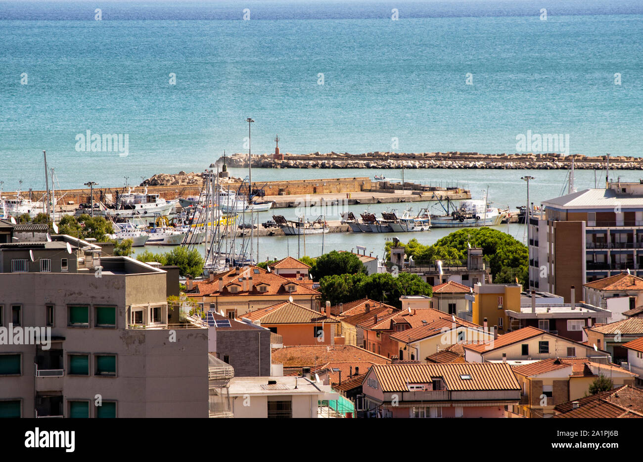 Brise-lames du port, et des bateaux de pêche dans le port de Giulianova, Abruzzes, Italie Banque D'Images