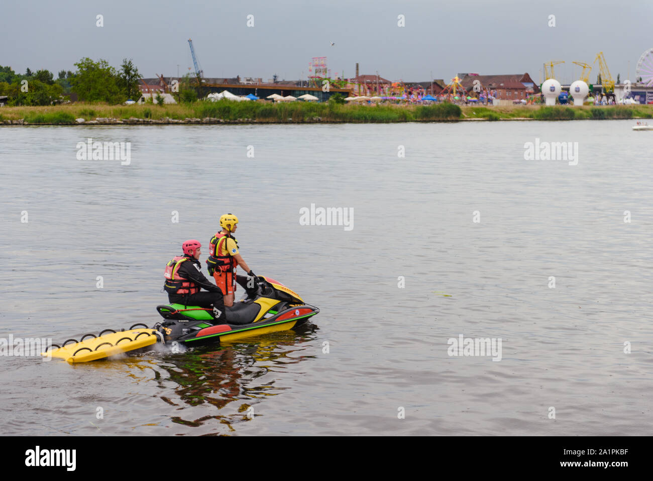 Szczecin, Pologne - 10 juin 2018 : les gardiens de la vie sur un scooter à patrouiller dans l'Oder. Jours de festival d'Odra. Banque D'Images