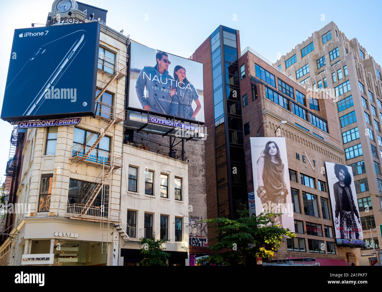 Milieu de Manhattan avec d'immenses façades classique panneaux d'affichage publicitaire Banque D'Images