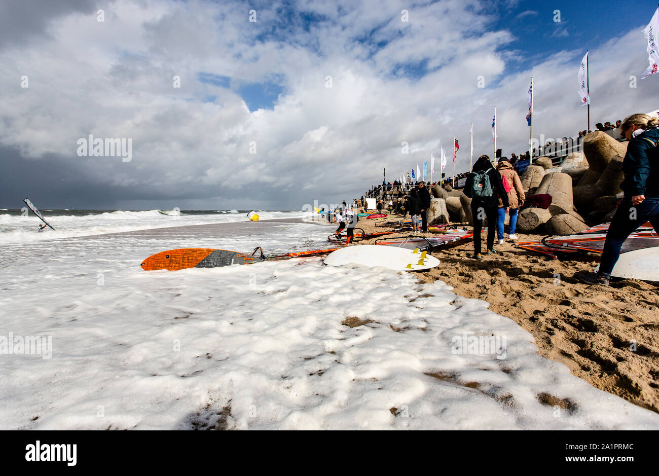 Berlin, Allemagne. 28 Sep, 2019. Les spectateurs debout sur la plage de Westerland. Les meilleurs windsurfeurs du monde entier se rencontrent à partir de 27.09.2019 à 06.10.2019 pour la 36e coupe en face de l'île de Sylt de la mer du Nord. Crédit : Frank Molter/dpa/Alamy Live News Banque D'Images