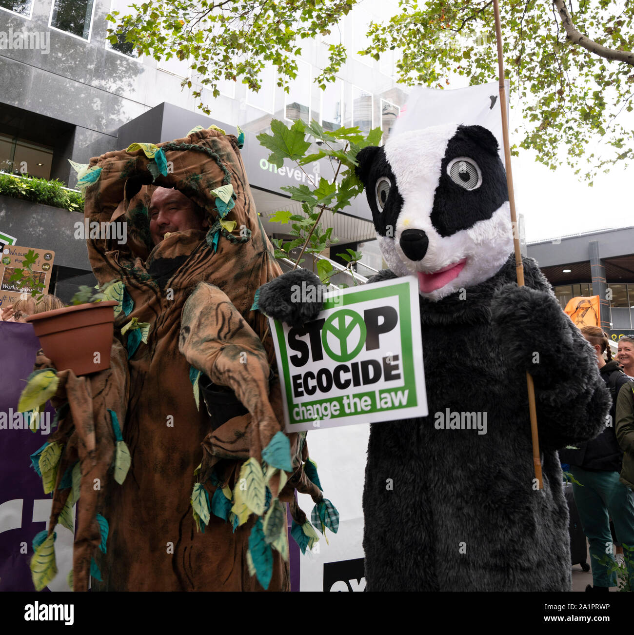 Des manifestants lors d'une protestation contre le réseau ferroviaire à grande vitesse HS2 HS2 en dehors du siège à Londres. Banque D'Images