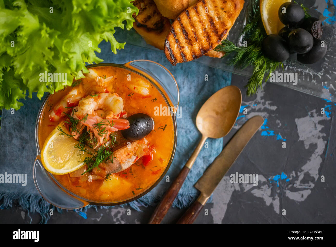 Soupe de fruits de mer, le saumon et la morue avec des pommes de terre. Servi avec du citron et des olives. Close up. Copy space Banque D'Images