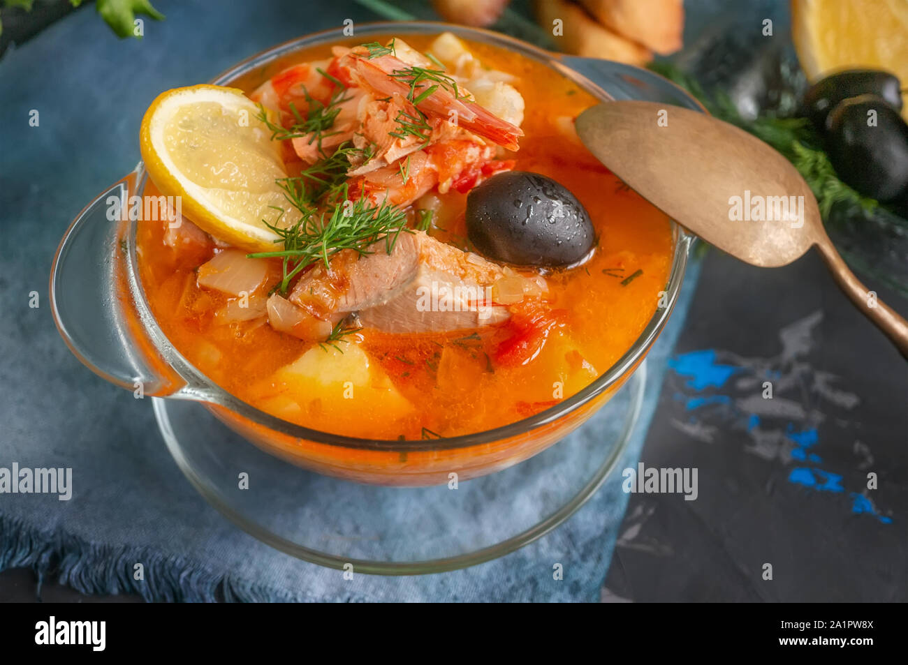 Soupe de fruits de mer, le saumon et la morue avec des pommes de terre. Soupe nationale des pêcheurs français. Servi avec du citron et des olives. Banque D'Images