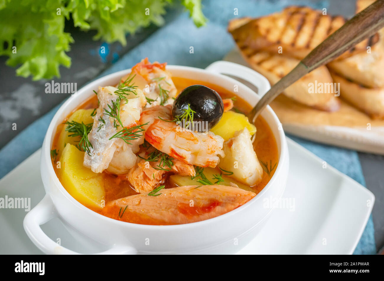 Soupe régime alimentaire de fruits de mer et poissons de différentes variétés dans un bol blanc. Close up. Banque D'Images