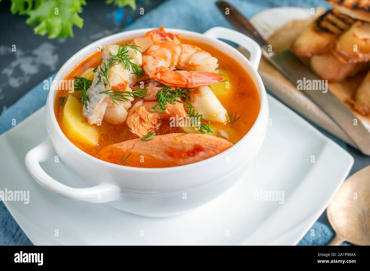 Soupe régime alimentaire de fruits de mer et poissons de différentes variétés dans un bol blanc. Close up. Banque D'Images