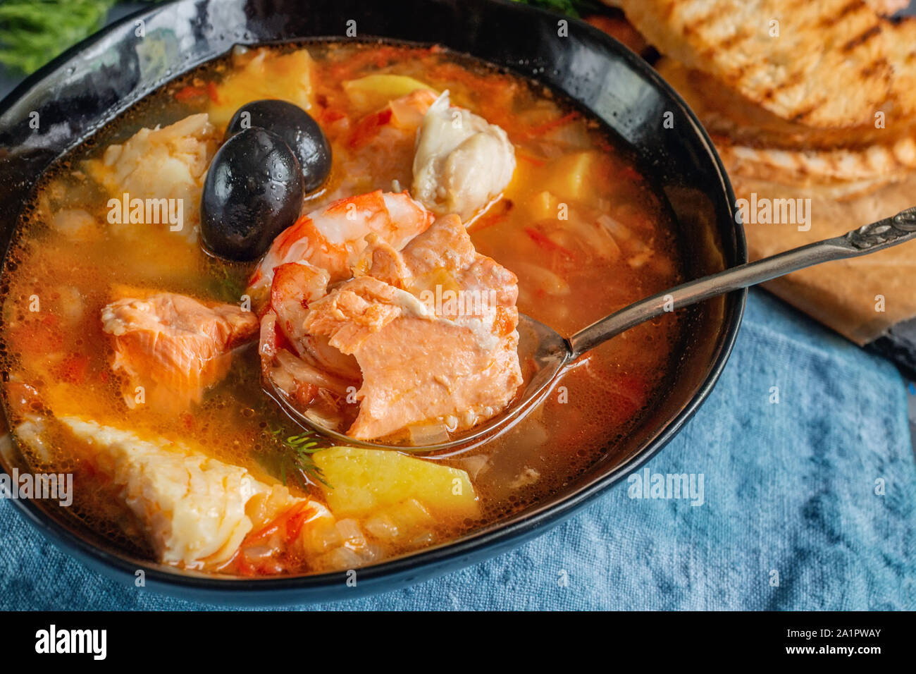 Soupe de fruits de mer, le saumon et la morue avec des pommes de terre. Servi avec du citron et des olives. Close up. Banque D'Images