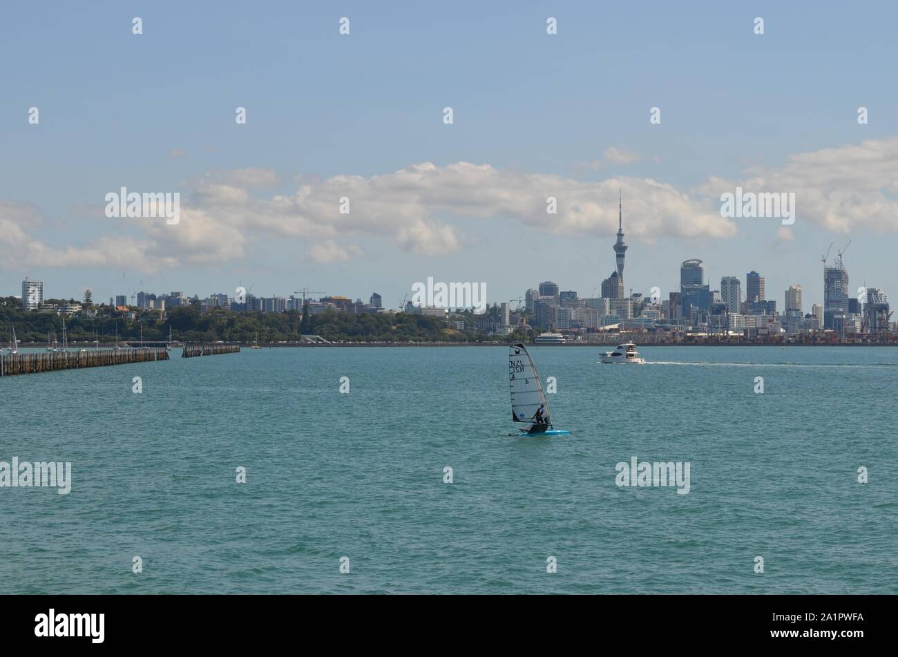 Auckland City, bleu océan avec bateaux et kitesurfer Banque D'Images