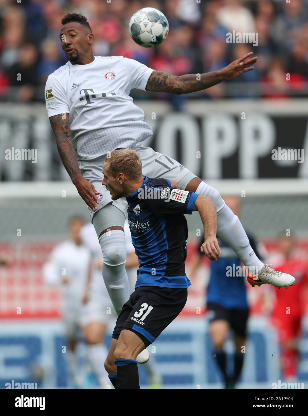 Paderborn, Allemagne. 28 Sep, 2019. Soccer : Bundesliga, SC Paderborn 07 - FC Bayern Munich, 6e journée dans l'Arène de Benteler. Paderborn's Ben Zolinski (r) dans la lutte pour le ballon avec Jérôme Boateng (l) de Munich. Credit : Friso Gentsch/DPA - NOTE IMPORTANTE : en conformité avec les exigences de la DFL Deutsche Fußball Liga ou la DFB Deutscher Fußball-Bund, il est interdit d'utiliser ou avoir utilisé des photographies prises dans le stade et/ou la correspondance dans la séquence sous forme d'images et/ou vidéo-comme des séquences de photos./dpa/Alamy Live News Banque D'Images