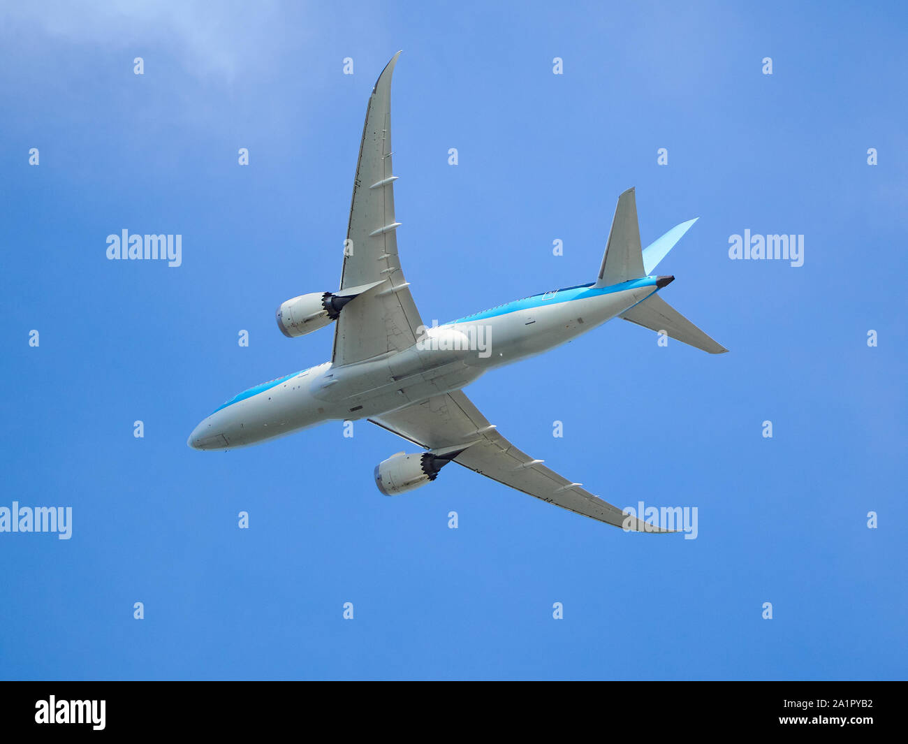 Close up passenger plane dans le ciel, vue de dessous. Banque D'Images