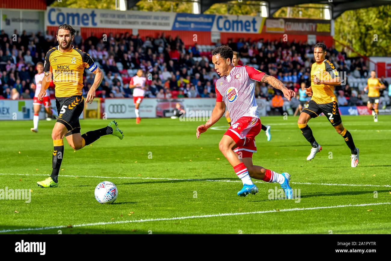 Stevenage, Royaume-Uni. 28 Sep, 2019. Elliot Liste de Stevenage FC s'apprête à traverser la balle au cours de l'EFL Sky Ligue 2 match pari entre Stevenage et Cambridge United au stade Lamex, Stevenage, en Angleterre, le 28 septembre 2019. Photo par Phil Hutchinson. Usage éditorial uniquement, licence requise pour un usage commercial. Aucune utilisation de pari, de jeux ou d'un seul club/ligue/dvd publications. Credit : UK Sports Photos Ltd/Alamy Live News Banque D'Images