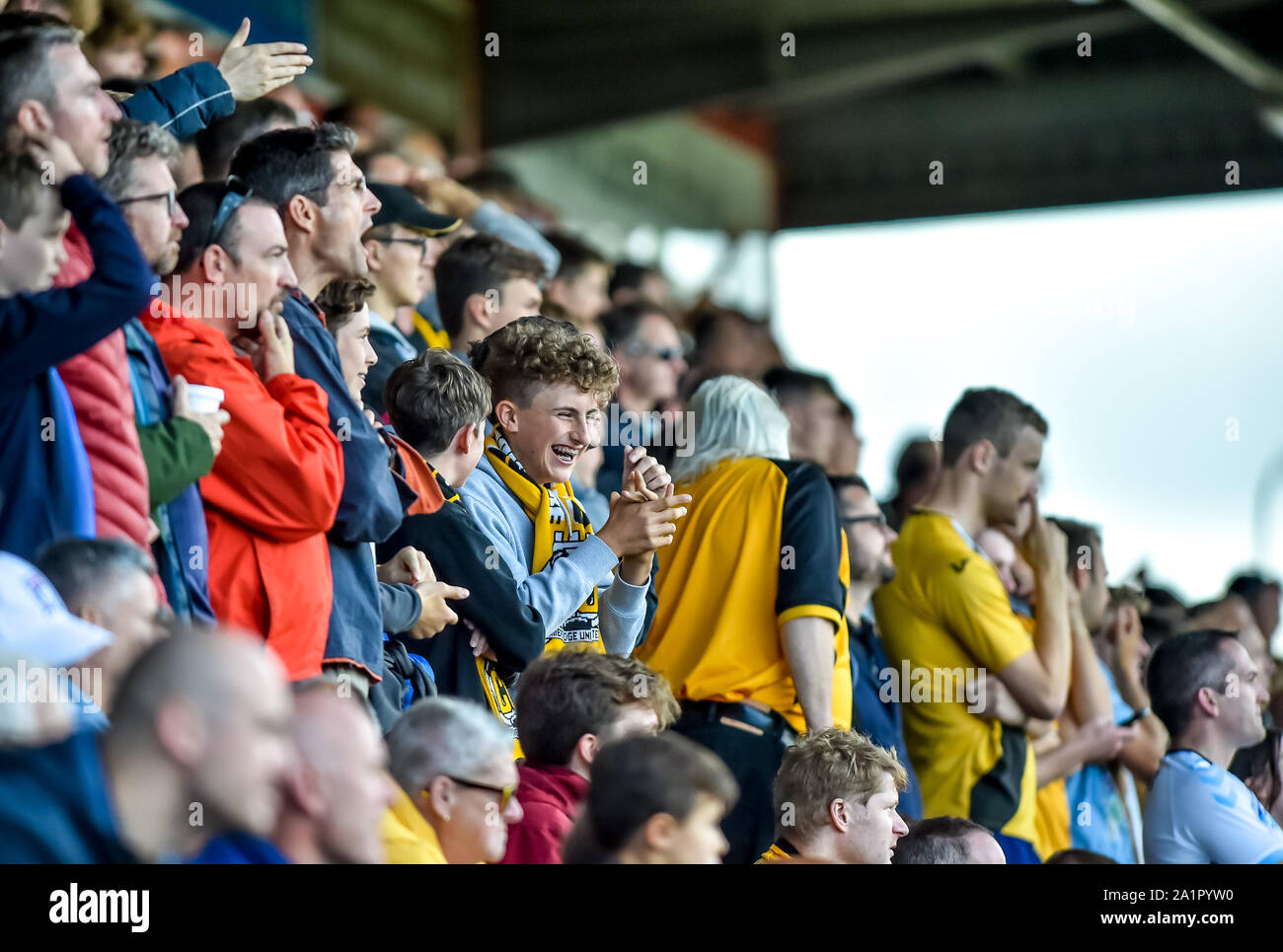 Stevenage, Royaume-Uni. 28 Sep, 2019. Cambridge United partisans pendant l'EFL Sky Ligue 2 match pari entre Stevenage et Cambridge United au stade Lamex, Stevenage, en Angleterre, le 28 septembre 2019. Photo par Phil Hutchinson. Usage éditorial uniquement, licence requise pour un usage commercial. Aucune utilisation de pari, de jeux ou d'un seul club/ligue/dvd publications. Credit : UK Sports Photos Ltd/Alamy Live News Banque D'Images