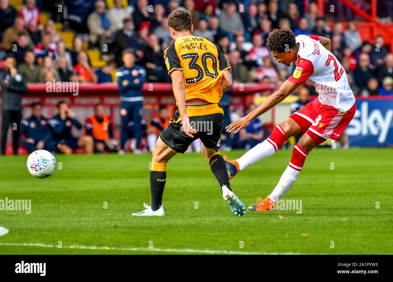 Stevenage, Royaume-Uni. 28 Sep, 2019. Kurtis Guthrie, de Stevenage FC pousses durant la Ligue 2 pari Ciel EFL match entre Stevenage et Cambridge United au stade Lamex, Stevenage, en Angleterre, le 28 septembre 2019. Photo par Phil Hutchinson. Usage éditorial uniquement, licence requise pour un usage commercial. Aucune utilisation de pari, de jeux ou d'un seul club/ligue/dvd publications. Credit : UK Sports Photos Ltd/Alamy Live News Banque D'Images