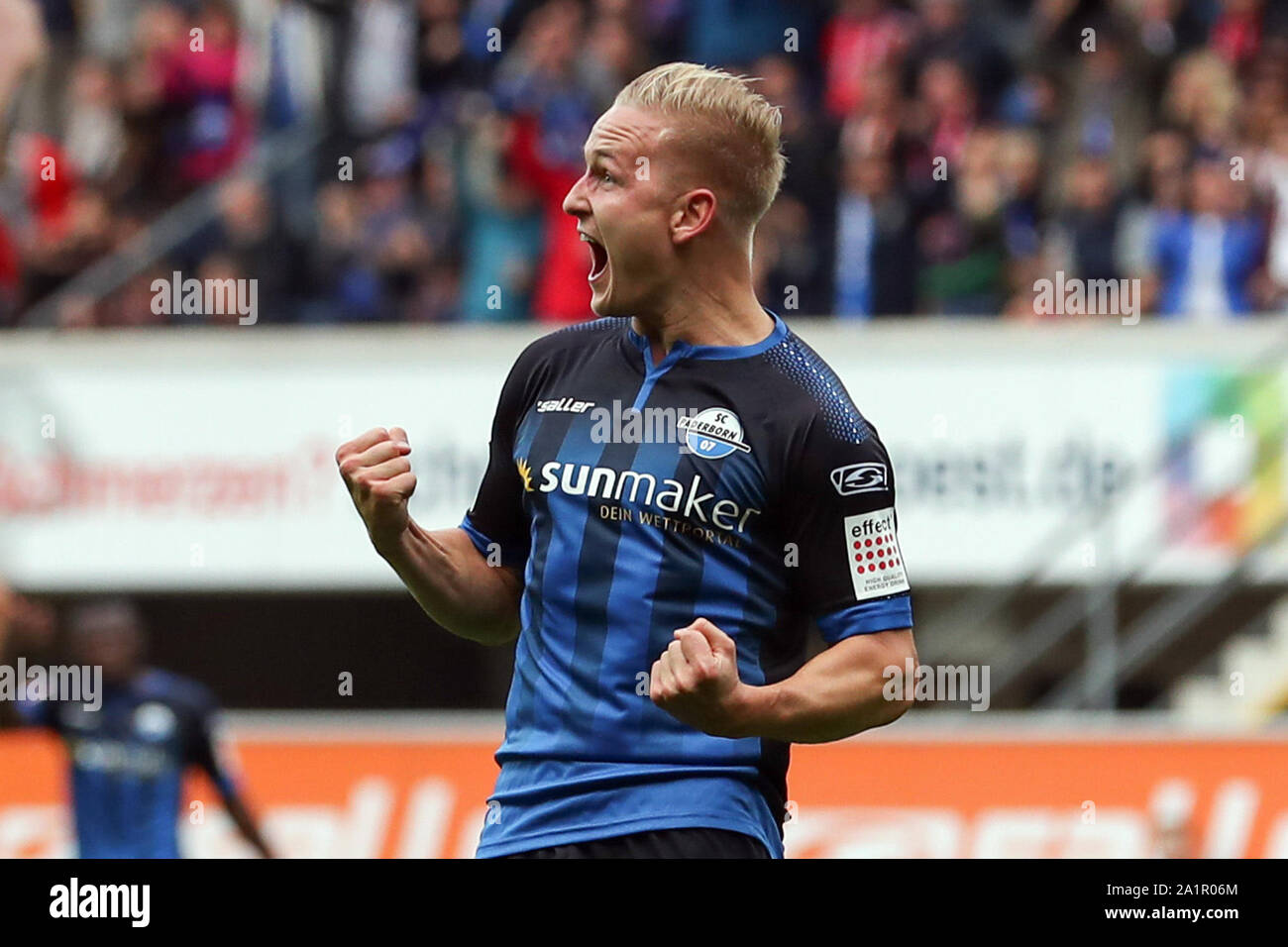Paderborn, Allemagne. 28 Sep, 2019. Soccer : Bundesliga, SC Paderborn 07 - FC Bayern Munich, 6e journée dans l'Arène de Benteler. Paderborn's scorer Kai Pröger célèbre son but à 1:2. Credit : Friso Gentsch/DPA - NOTE IMPORTANTE : en conformité avec les exigences de la DFL Deutsche Fußball Liga ou la DFB Deutscher Fußball-Bund, il est interdit d'utiliser ou avoir utilisé des photographies prises dans le stade et/ou la correspondance dans la séquence sous forme d'images et/ou vidéo-comme des séquences de photos./dpa/Alamy Live News Banque D'Images
