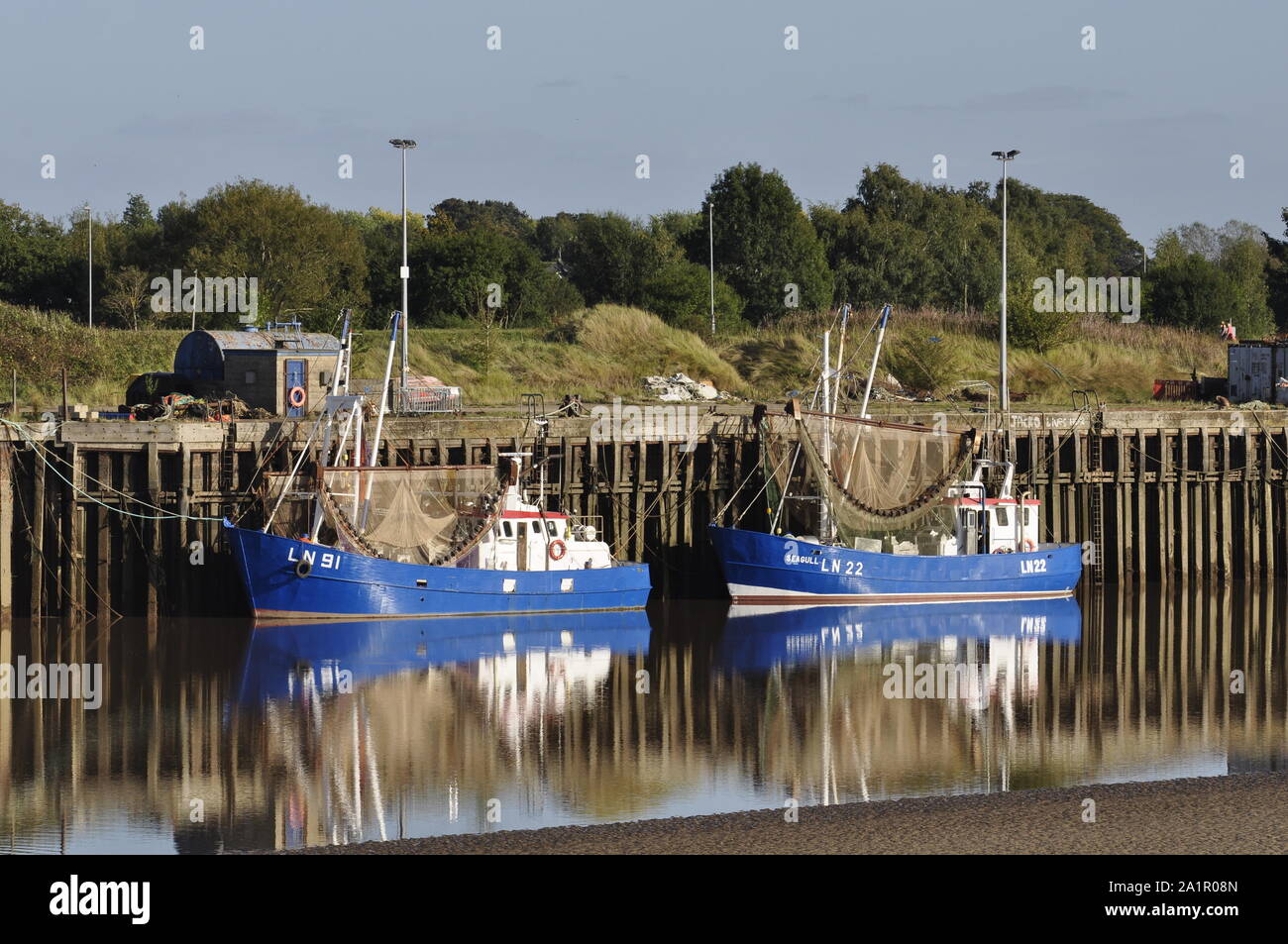 Bateaux de pêche aux crevettes amarré au quai de Boal, King's Lynn, Norfolk UK Banque D'Images