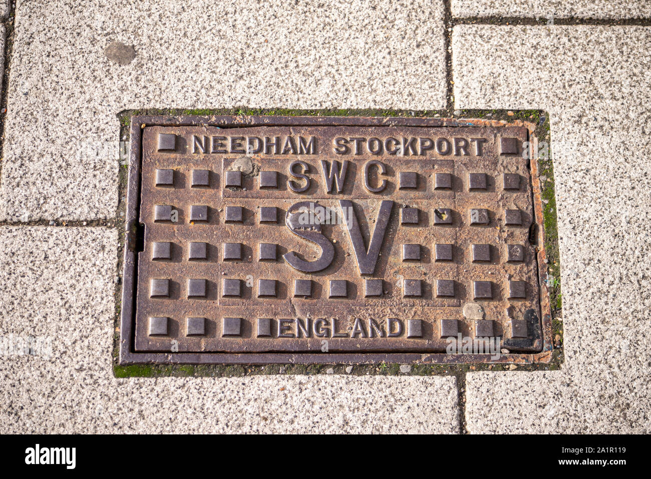 Le couvercle d'accès au trou d'homme à Southend on Sea, Essex, Royaume-Uni. Needham Stockport Angleterre VS CFC. Couvercle d'entretien. Needham Foundry Banque D'Images