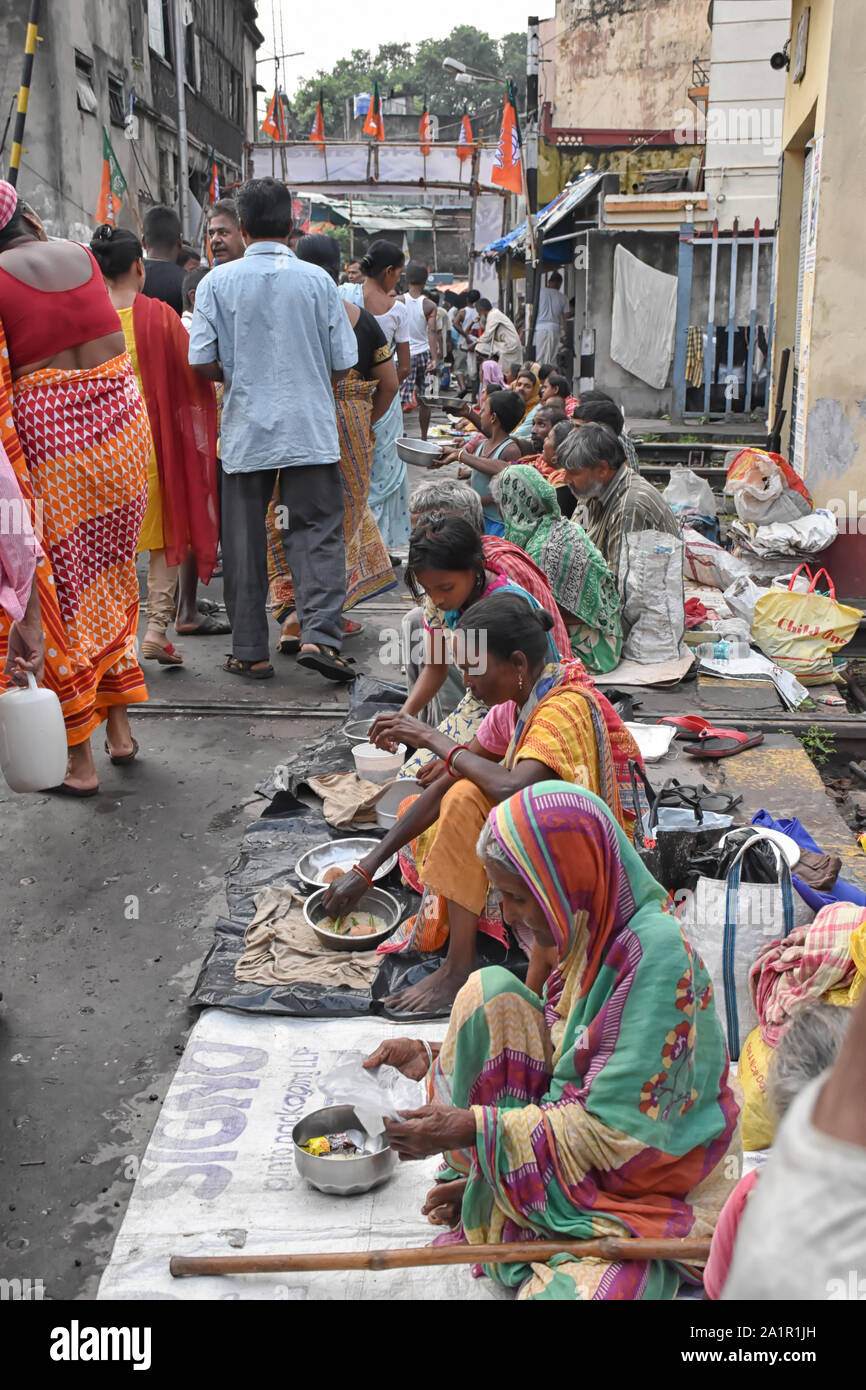 Kolkata, Inde - le 28 septembre 2019 ; rue mendiant est assis dans la rue demander des changements à l'occasion de 'Tarpan' à Mahalaya Paksha et Sola S Banque D'Images