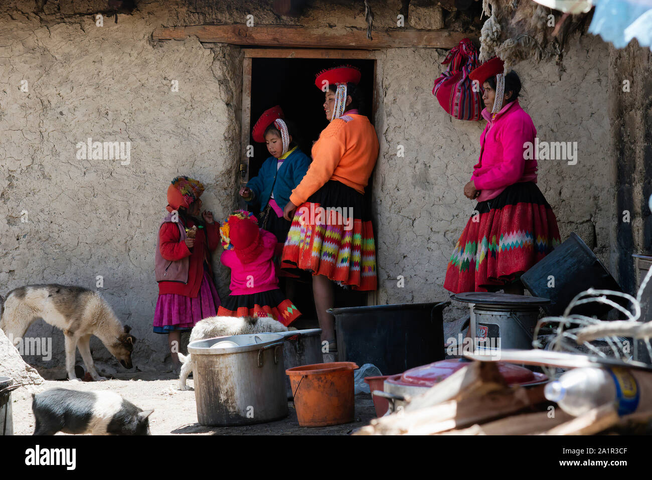 21 octobre 2012 - Maras, vallée de l'Urubamba, au Pérou : Des Indiens Quechua femme et sa famille habillés en costume tissé à la couleur et à l'extérieur de leur Banque D'Images