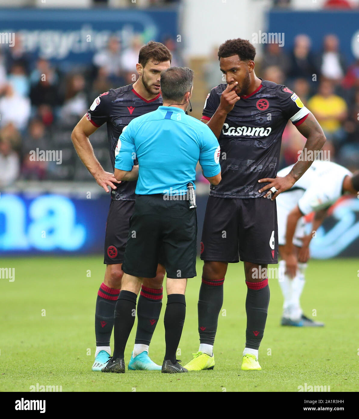 Stade Liberty, Swansea, Glamorgan, au Royaume-Uni. 28 Sep, 2019. Championnat de la Ligue de Football anglaise, Swansea City versus lecture ; Arbitre Keith Stroud parle à Lucas Boye et Liam Moore de lecture - utilisation éditoriale strictement seulement. Pas d'utilisation non autorisée avec l'audio, vidéo, données, listes de luminaire, club ou la Ligue de logos ou services 'live'. En ligne De-match utilisation limitée à 120 images, aucune émulation. Aucune utilisation de pari, de jeux ou d'un club ou la ligue/player Crédit : publications Plus Sport Action/Alamy Live News Banque D'Images