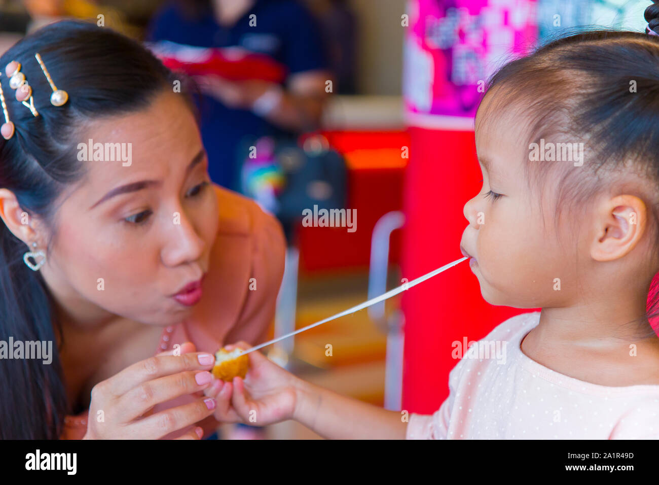 La maman et le petit enfant de manger du fromage frit stretch collant ensemble balle . sentiment de plaisir. Galerie d'images haute résolution. Banque D'Images