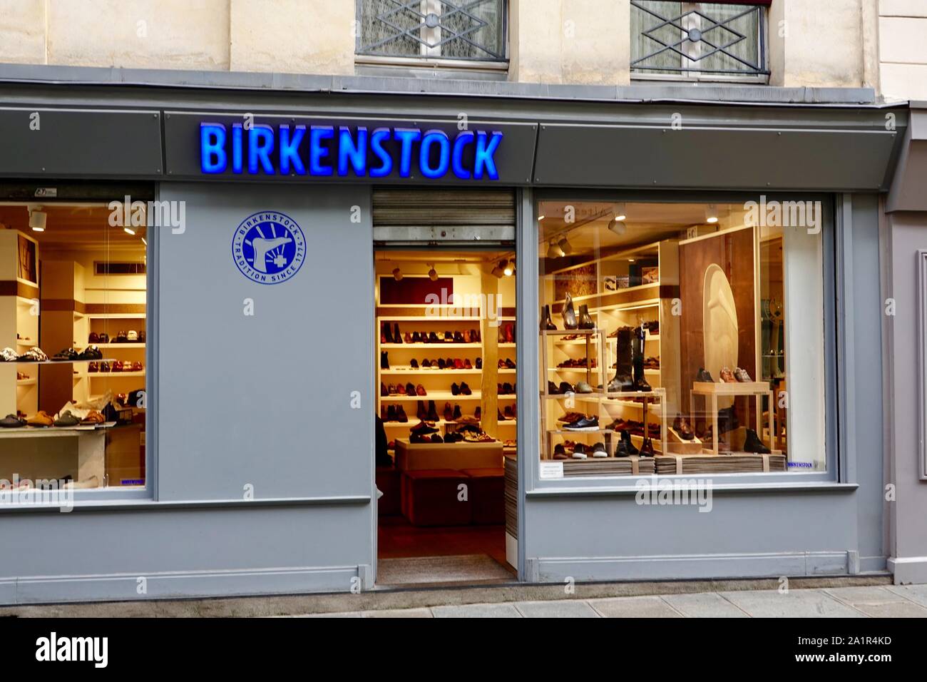 Magasin de chaussures Birkenstock au coeur du Marais, Paris, France Photo  Stock - Alamy