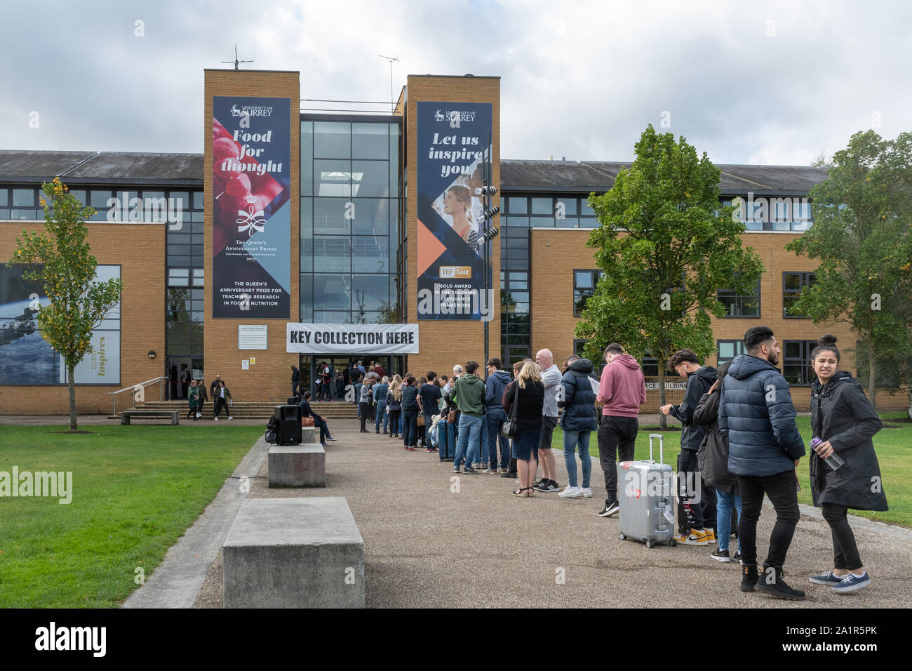 Déménagement en journée à l'Université de Surrey à Guildford, England, UK. De nouveaux étudiants qui arrivent sur le campus le 28 septembre 2019 en attente à la remise des clés Banque D'Images
