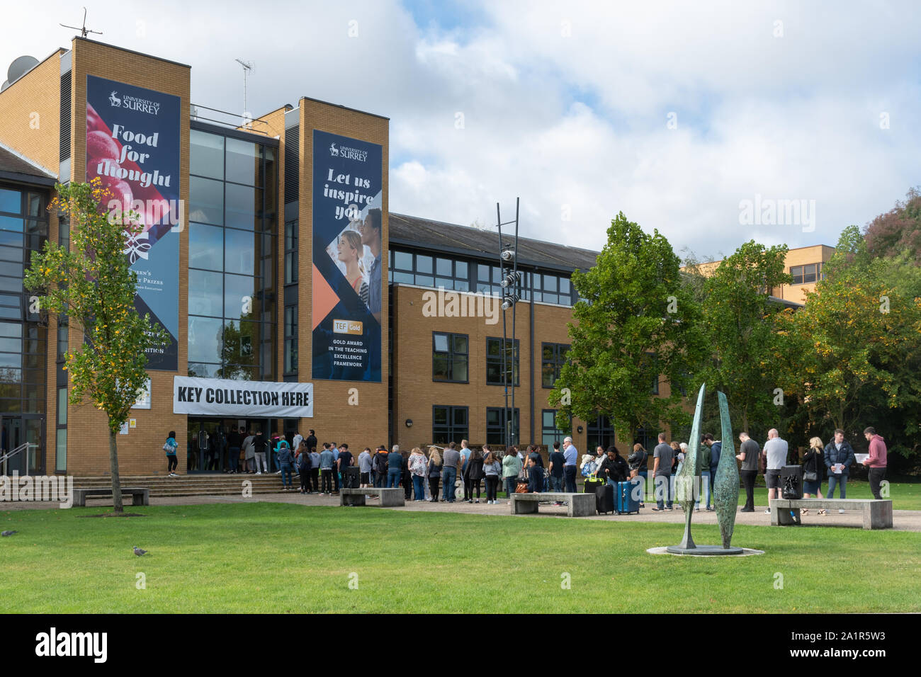 Déménagement en journée à l'Université de Surrey à Guildford, England, UK. De nouveaux étudiants qui arrivent sur le campus le 28 septembre 2019 en attente à la remise des clés Banque D'Images