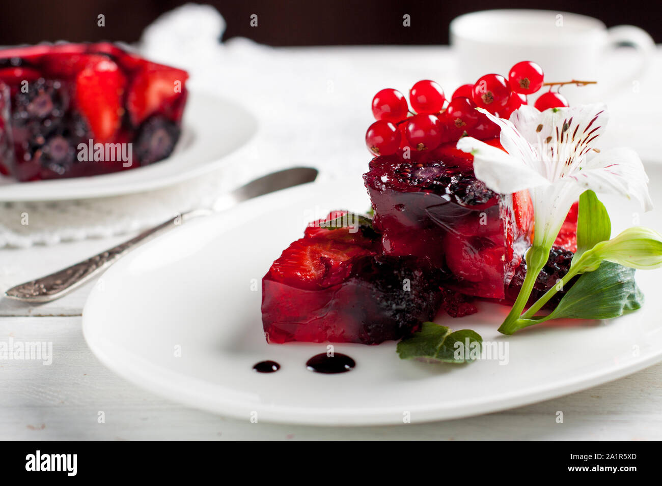 Terrine de gelée de fruits frais avec fraise, framboise, mûre et groseille rouge sur le tableau blanc Banque D'Images