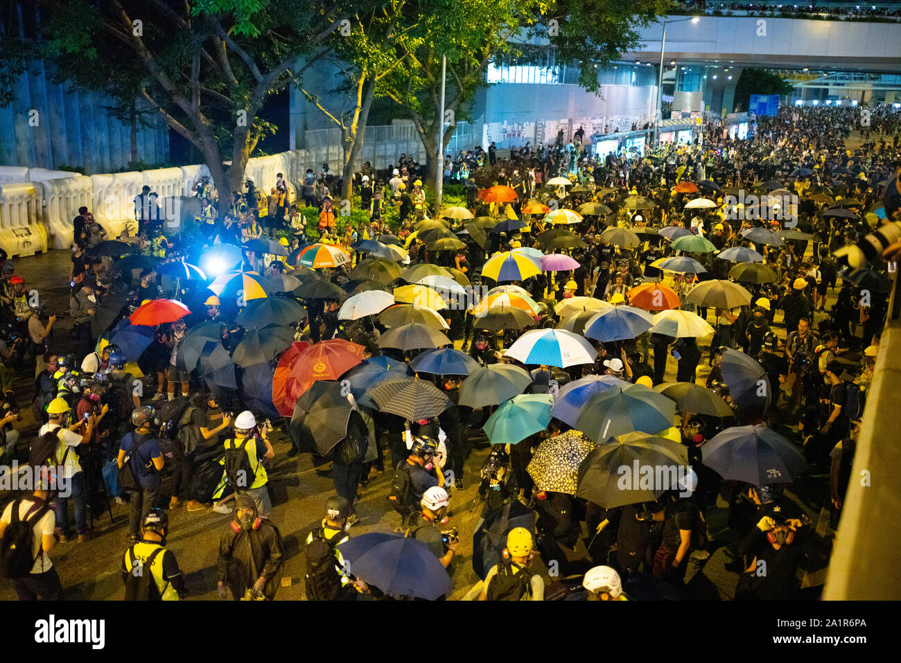 Central, Hong Kong. 28 Sep, 2019. Rally par des milliers de militants pro-démocratie à bureaux du gouvernement central à Tamar Park pour marquer le 5e anniversaire du début de l'égide du Mouvement. La police des militants provoquer en lançant des pierres. Réponse a été l'usage de la police de canon à eau. Credit : Iain Masterton/Alamy Live News Banque D'Images