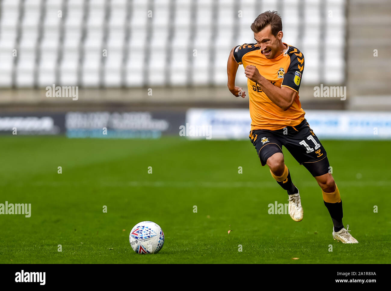 Stevenage, Royaume-Uni. 28 Sep, 2019. Harrison Dunk de Cambridge United FC avec la balle au cours de l'EFL Sky Ligue 2 match pari entre Stevenage et Cambridge United au stade Lamex, Stevenage, en Angleterre, le 28 septembre 2019. Photo par Phil Hutchinson. Usage éditorial uniquement, licence requise pour un usage commercial. Aucune utilisation de pari, de jeux ou d'un seul club/ligue/dvd publications. Credit : UK Sports Photos Ltd/Alamy Live News Banque D'Images