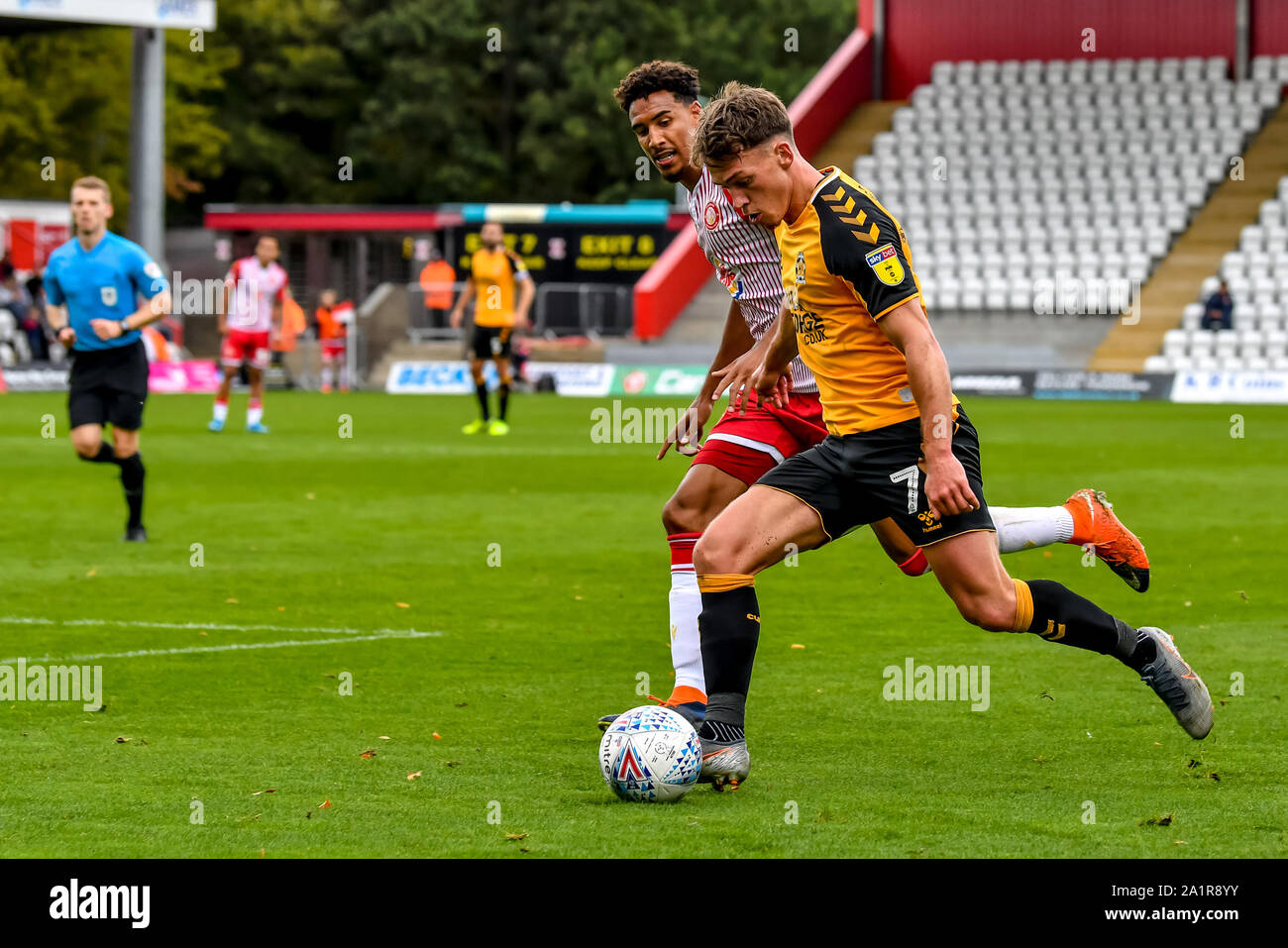 Stevenage, Royaume-Uni. 28 Sep, 2019. Luc Hannant de Cambridge United FC avec la balle au cours de l'EFL Sky Ligue 2 match pari entre Stevenage et Cambridge United au stade Lamex, Stevenage, en Angleterre, le 28 septembre 2019. Photo par Phil Hutchinson. Usage éditorial uniquement, licence requise pour un usage commercial. Aucune utilisation de pari, de jeux ou d'un seul club/ligue/dvd publications. Credit : UK Sports Photos Ltd/Alamy Live News Banque D'Images
