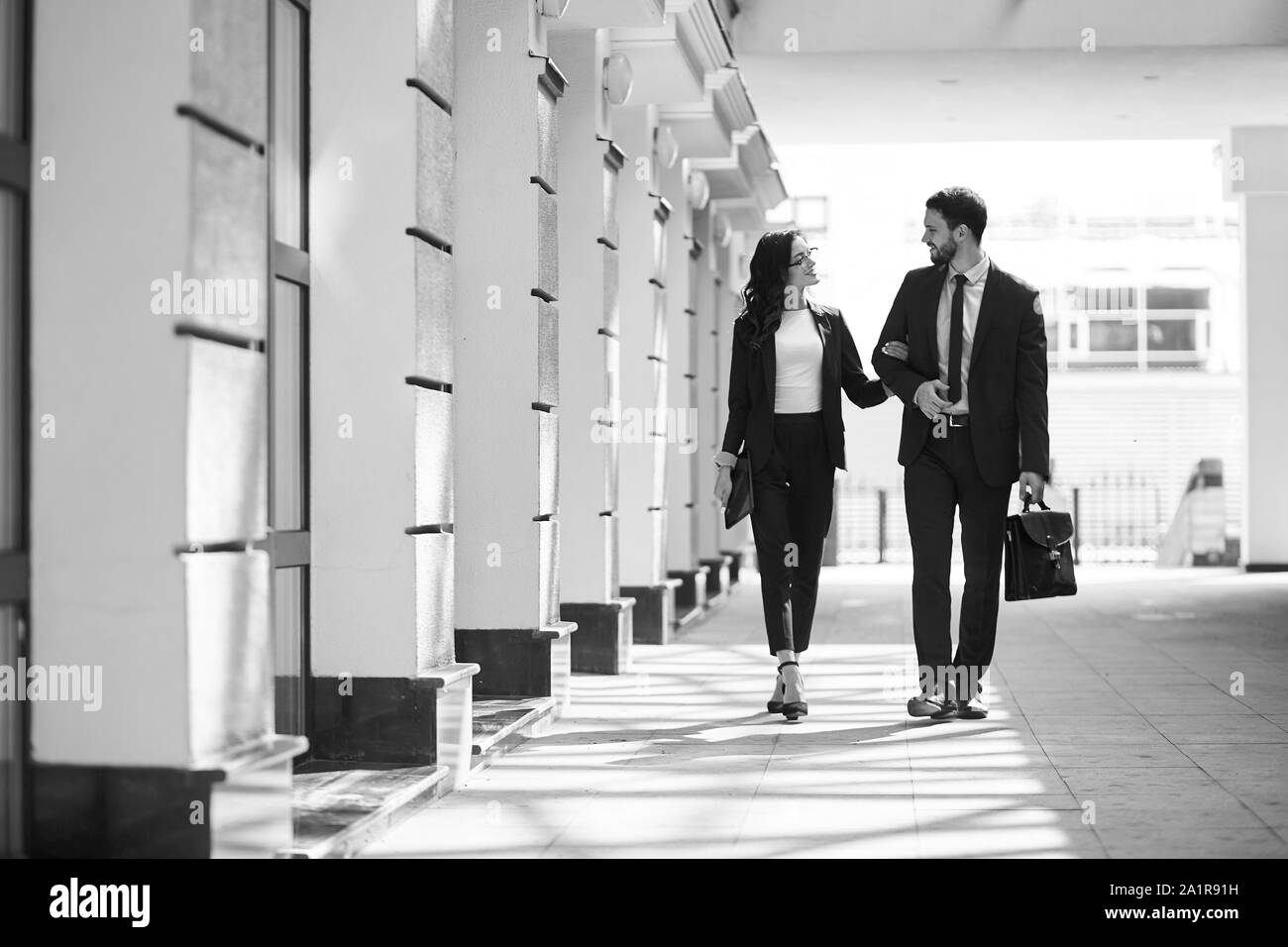 Deux jeunes gens atralling agréable après une journée de travail dans la rue .. photo pleine longueur photo en noir et blanc , copy space Banque D'Images
