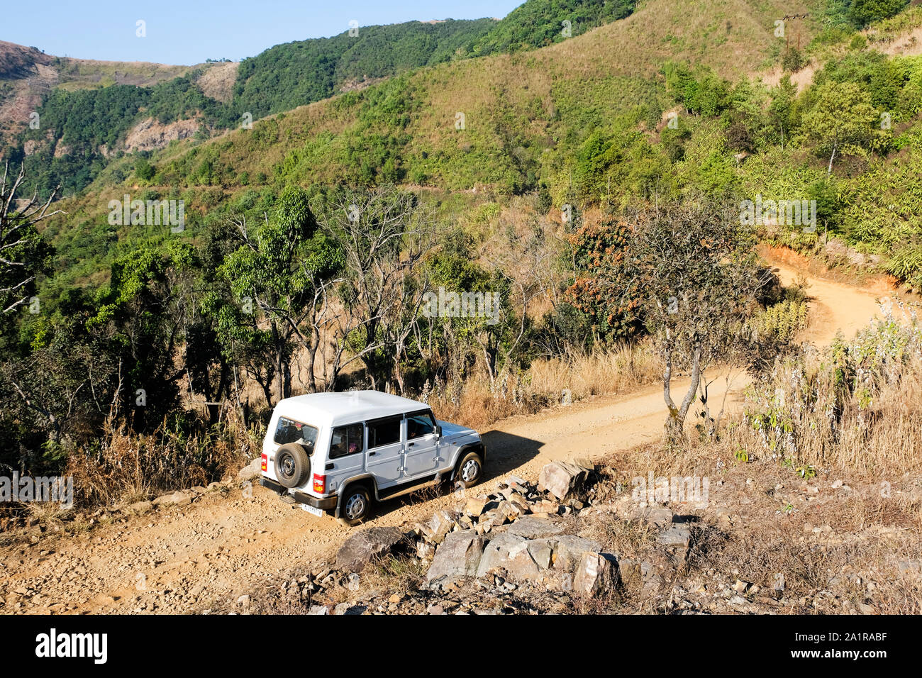 Land Rover sur une route dans les montagnes rocheuses de l'état de Meghalaya, Khasi Hills, Inde Banque D'Images