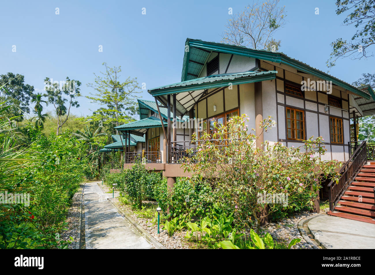 Le Guest accomodation, bungalow chalet chalets dans Infinity Resorts hotel dans le district de Kaziranga, Golaghat, Bochagaon, Assam, Inde Banque D'Images