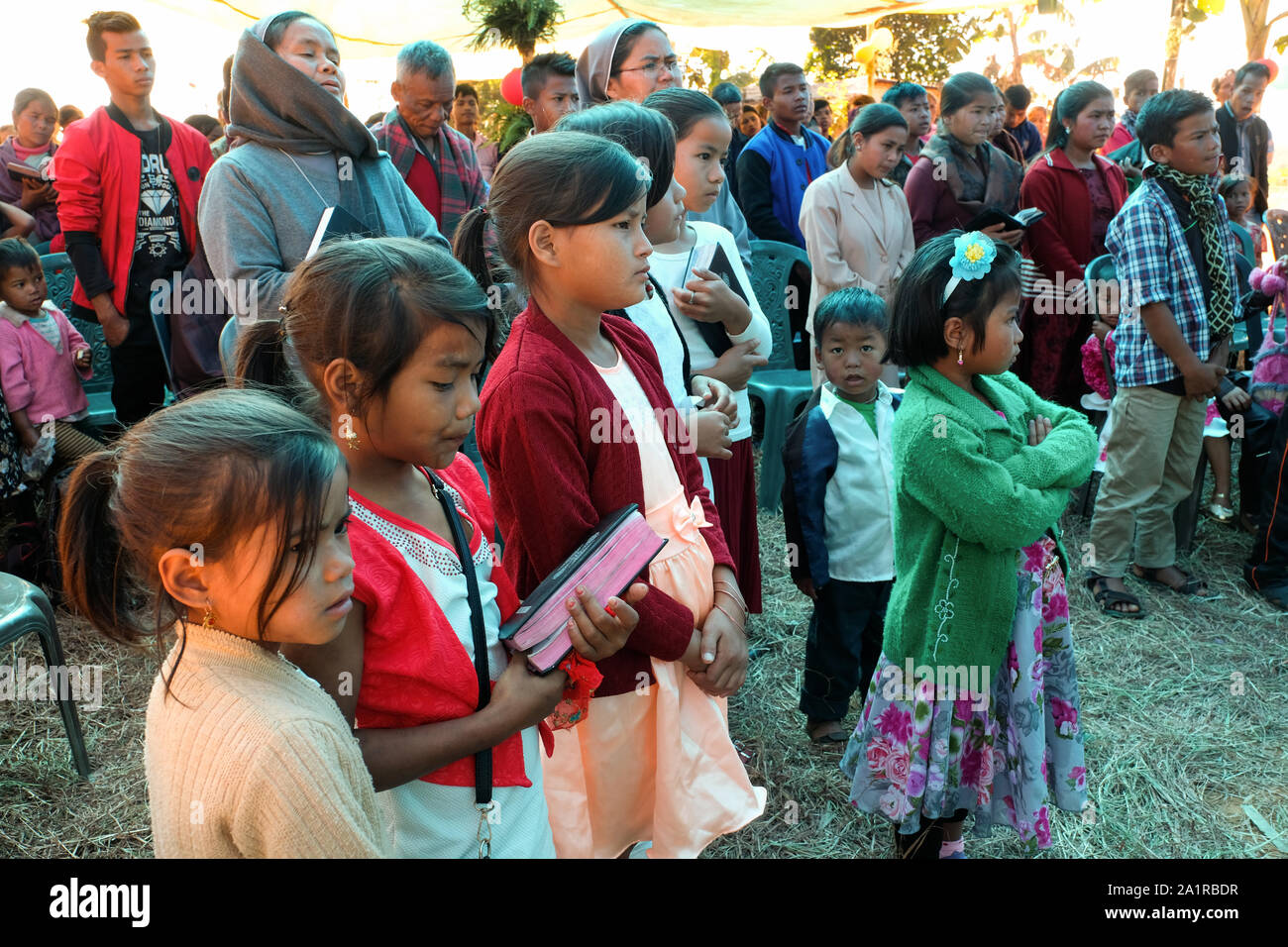 Les catholiques fidèles au cours d'une messe du dimanche à l'extérieur à l'ethnie Khasi dans le village de Jarain Khasi Hills, dans l'état de Meghalaya, en Inde Banque D'Images