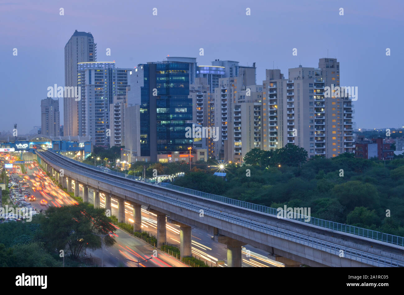 Gurgaon, Inde, 2019. Vue aérienne des voies de métro rapide dans les zones urbaines de New Delhi NCR, Gurugram, Noida. Un très utile plus des DMRC rail Banque D'Images