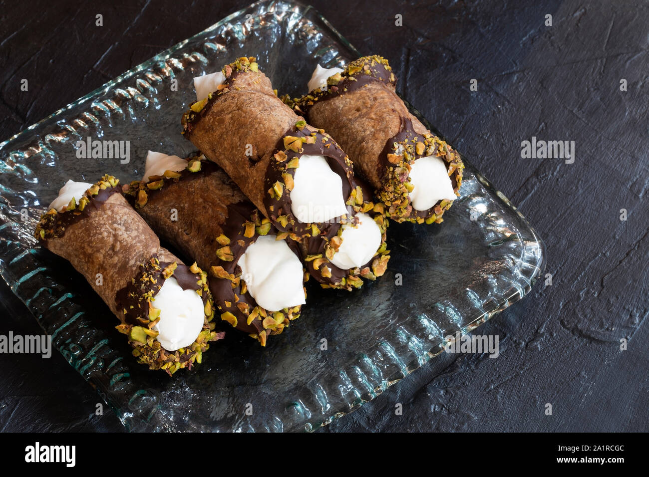 Cannoli, dessert italien servi sur un plateau Banque D'Images