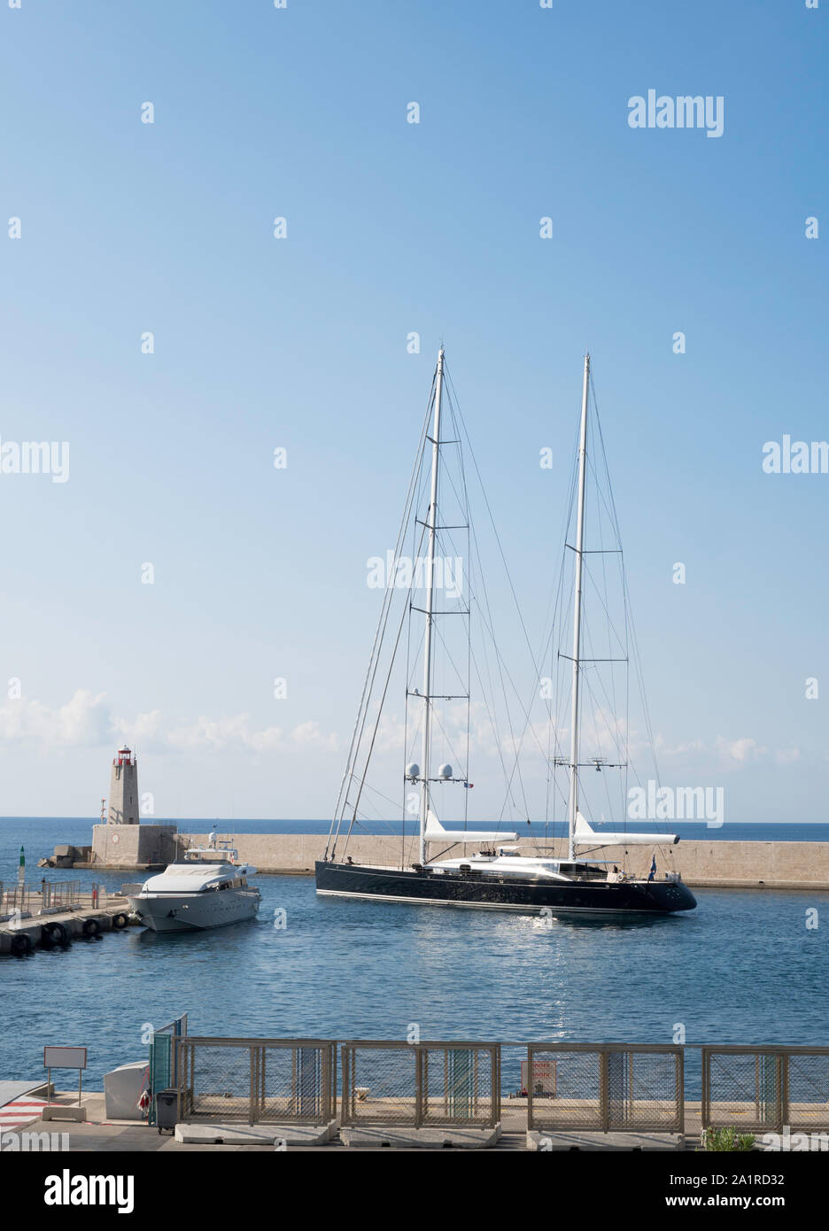 Les superyacht Vertigo de quitter le port de Nice, France, Europe Banque D'Images