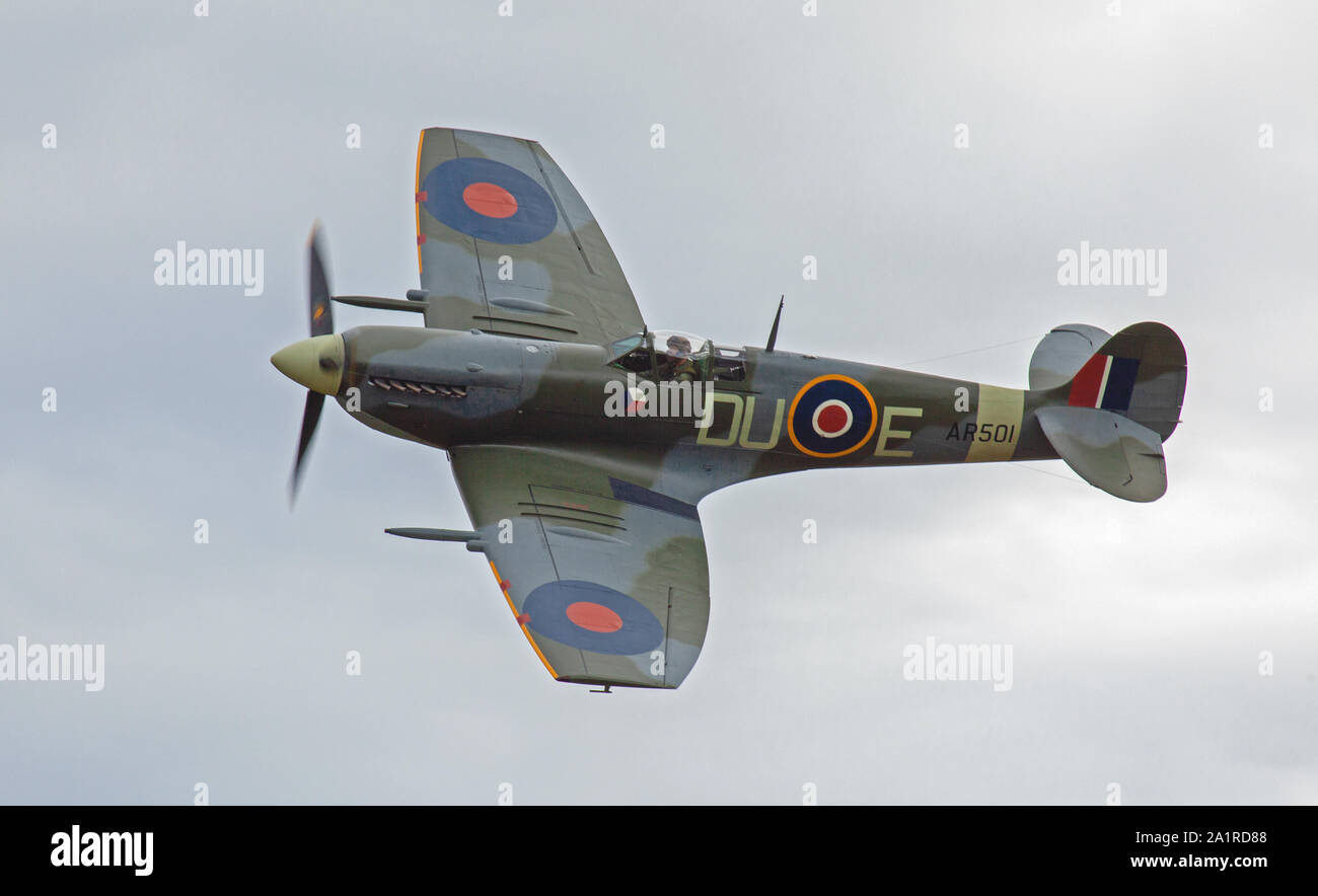 Supermarine Spitfire MkVC AR501 G-AWII en vol Banque D'Images