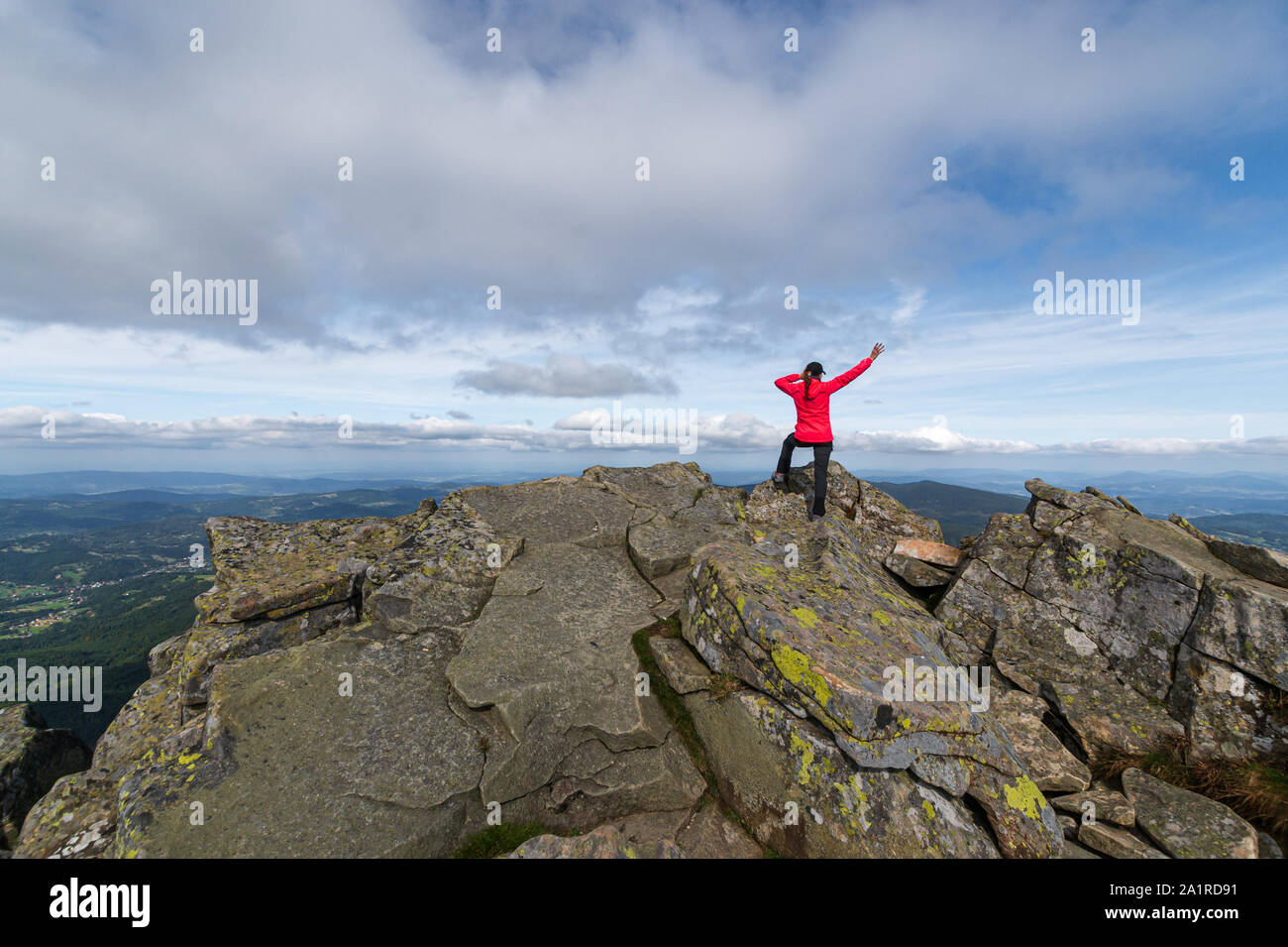 L'athlète de fille en haut de la montagne. Banque D'Images